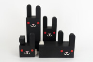 HASENFAMILIE (vier schwarze Hasen mit roten Augen)